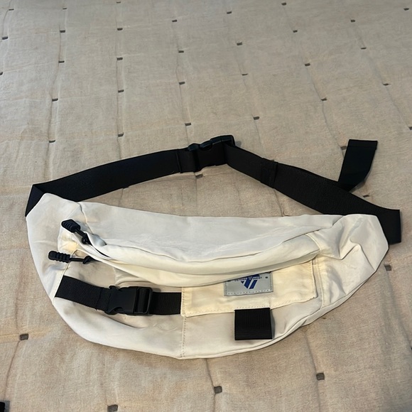 A large Belt/Waist/Fanny BAG in white&black. Zipper close and adjustable waist. - Picture 1 of 5